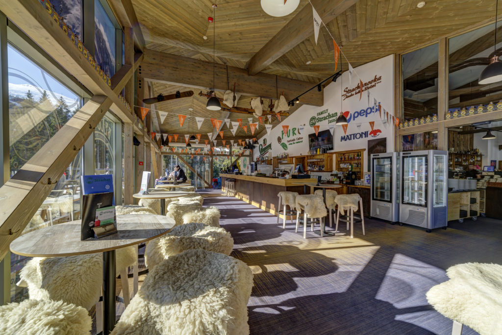 Apres Ski bar v hoteli Strachan Family v srdci hôr v Jasnej