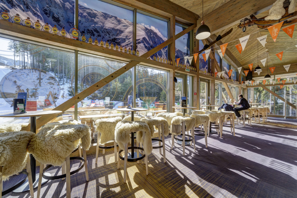 Apres Ski bar v hoteli Strachan Family v srdci hôr v Jasnej